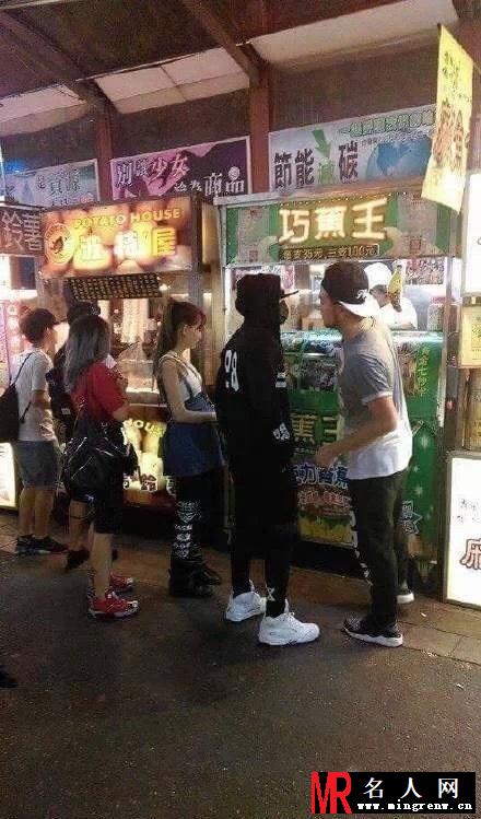 周杰伦带着新婚妻子逛夜市 昆凌身材仍姣好(1)
