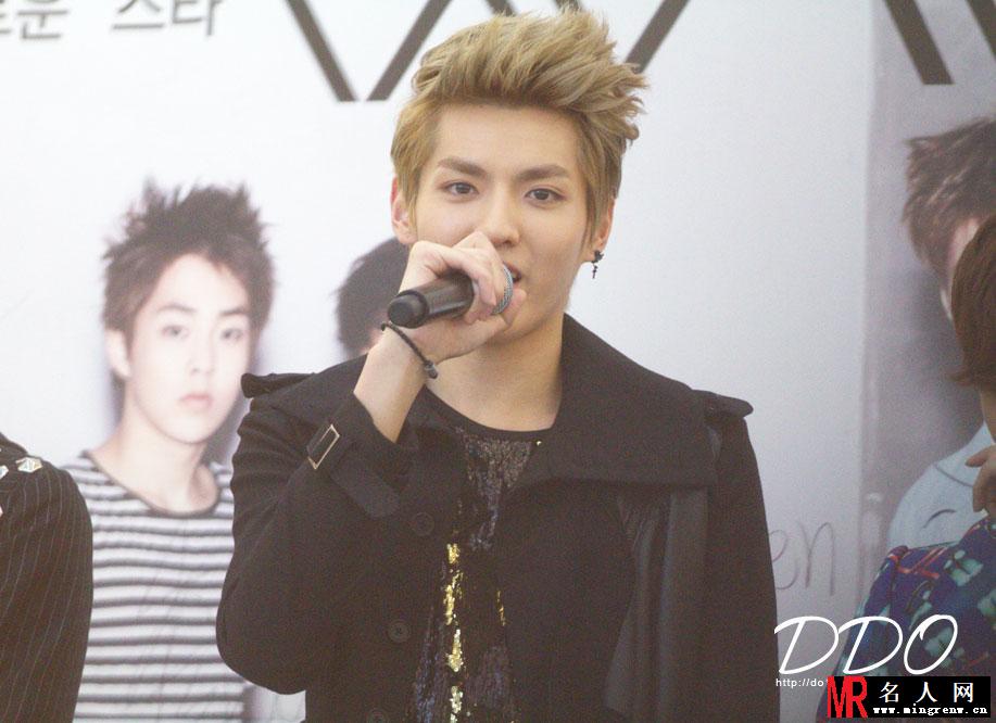 2012年EXO韩国永登浦签售吴亦凡图片 黑色系服装衬托高品质颜值(1)