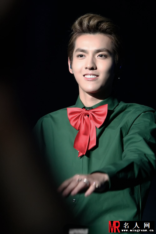 吴亦凡帅气亮相韩国SM公司SM week活动绿色上衣搭配大红蝴蝶结玩转时尚(1)