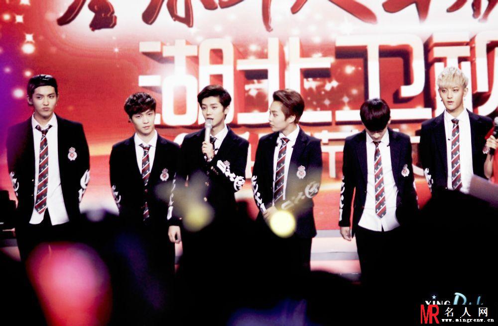 EXO张艺兴2014年帅气亮相湖北卫视春晚现场粉丝尖叫(1)