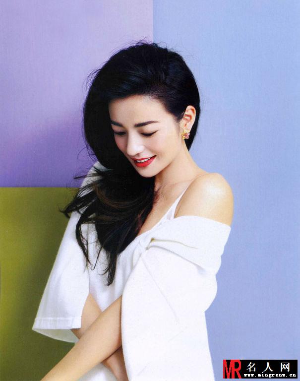 赵薇《ELLE》杂志开年封面热情开襟裙露美腿(1)