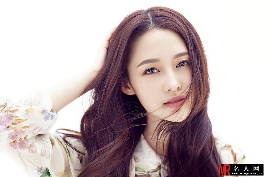 李沁长发妩媚写真 甜笑醉人性感优雅(1)