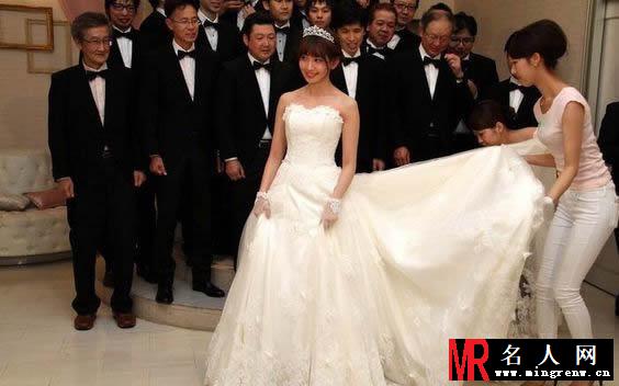 AKB48小嶋阳菜披婚纱热心有爱 举办婚礼庆祝写真大卖(1)