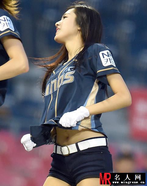 韩国棒球啦啦队性感抖胸 卖力表演扭臀(1)