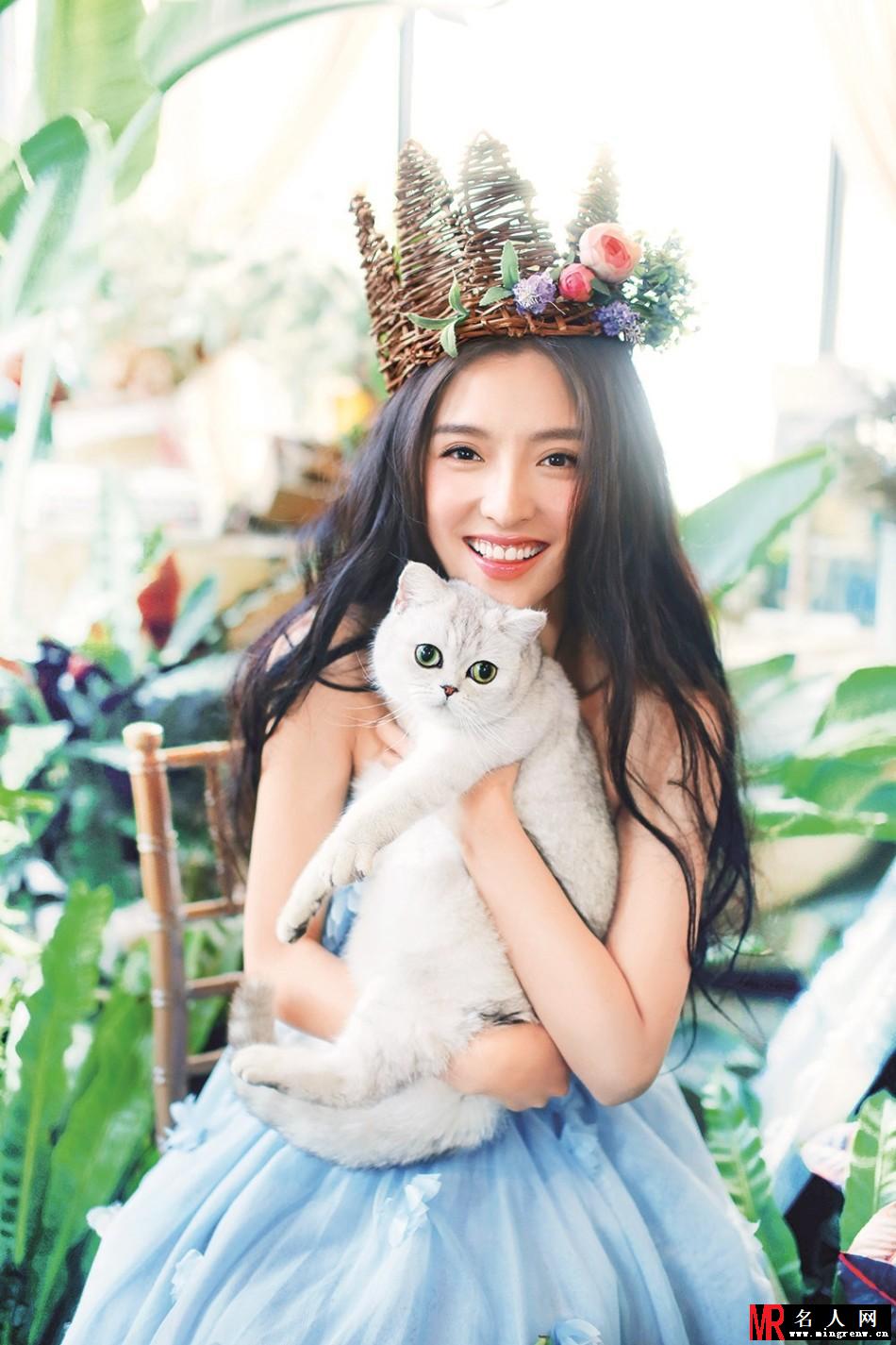 潘辰美艳写真 抱猫咪置身花丛(1)