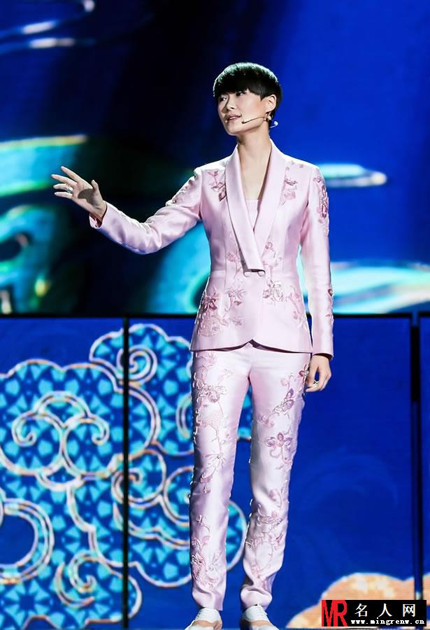 李宇春蜀绣成春晚最高价节目 舞美效果震惊四座(1)