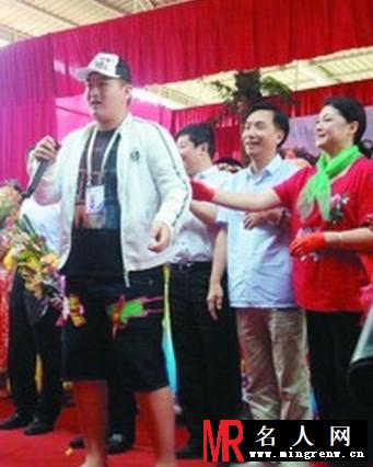 赵本山儿子现身捧场小沈阳 与父亲长相相似(1)