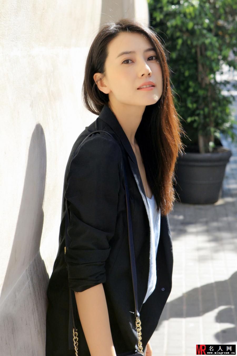高圆圆曝畅游欧洲美照 笑容甜美清新可人(1)