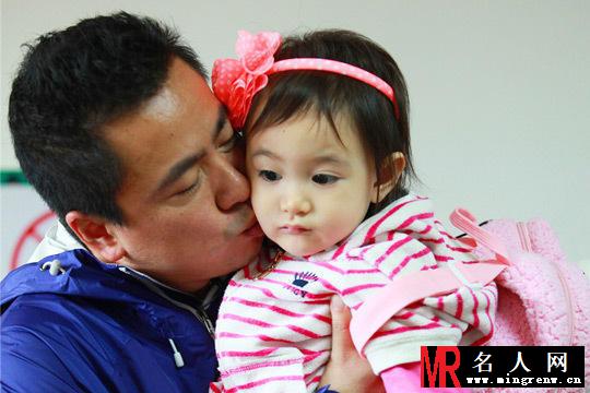 王中磊变身温柔奶爸 对萌娃奥莉爱不释手(1)