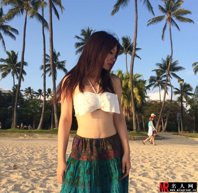 女神柳岩沙滩藏胸露腰 甜美妩媚海边倩影(1)