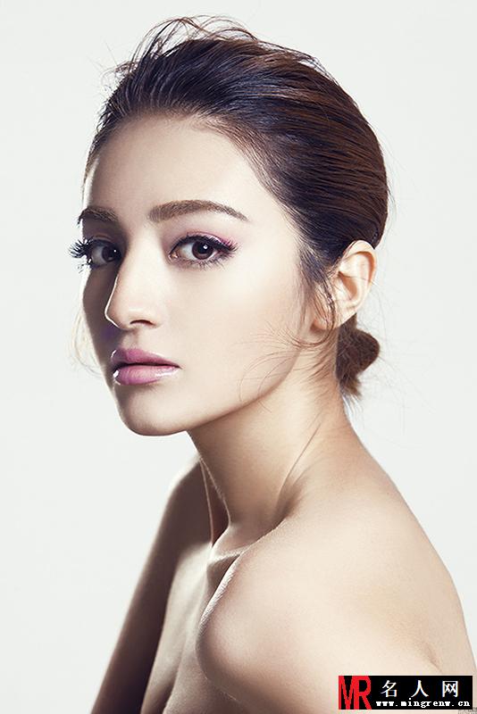 麦迪娜清新写真 半裸秀性感锁骨(1)