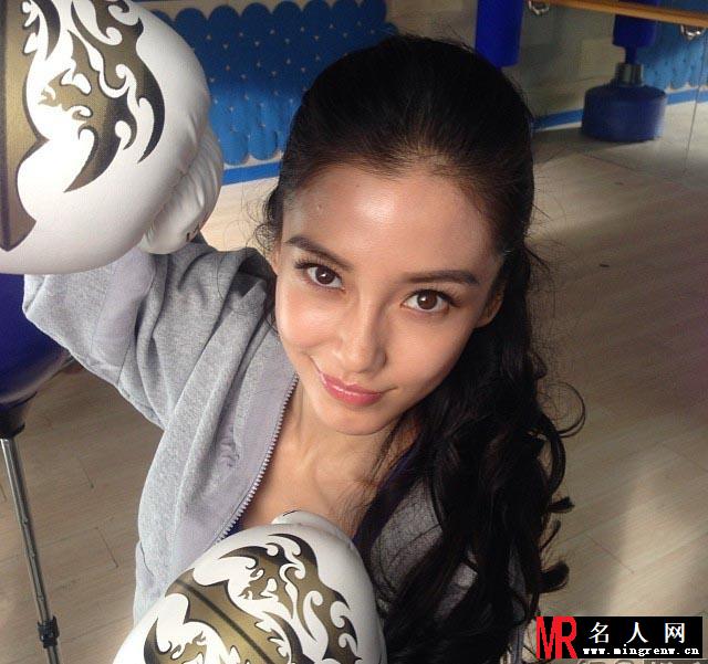 Angelababy床照曝光 素颜嘟嘴引遐想(1)