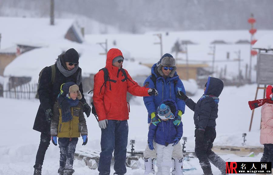 爸爸去哪儿东北站剧照 萌娃的白雪童话世界(1)