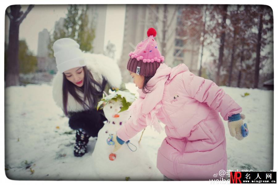 李小璐和甜馨堆雪人 母女打扮时髦称闺蜜(1)