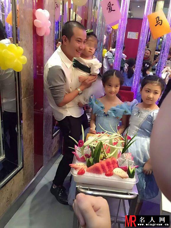 文章为爱马庆生 小女儿首曝光卷发呆萌(1)