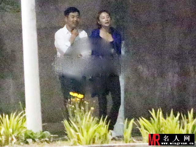 张雨绮新恋情曝光 与神秘男牵手压马路(1)