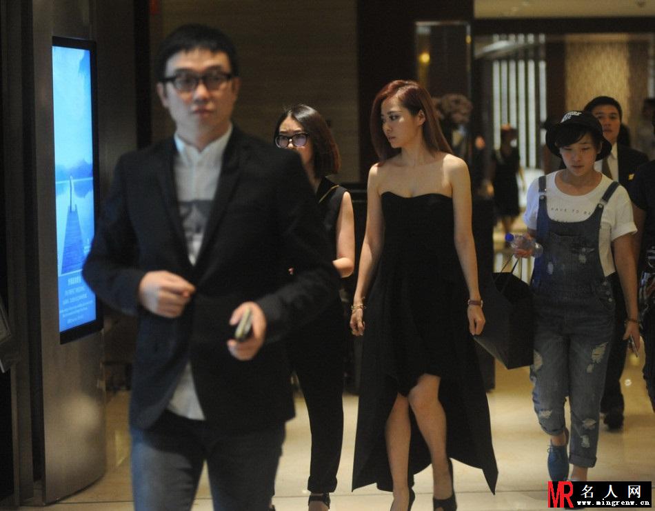 张靓颖被求婚后心情好 与冯轲情侣装现身(1)