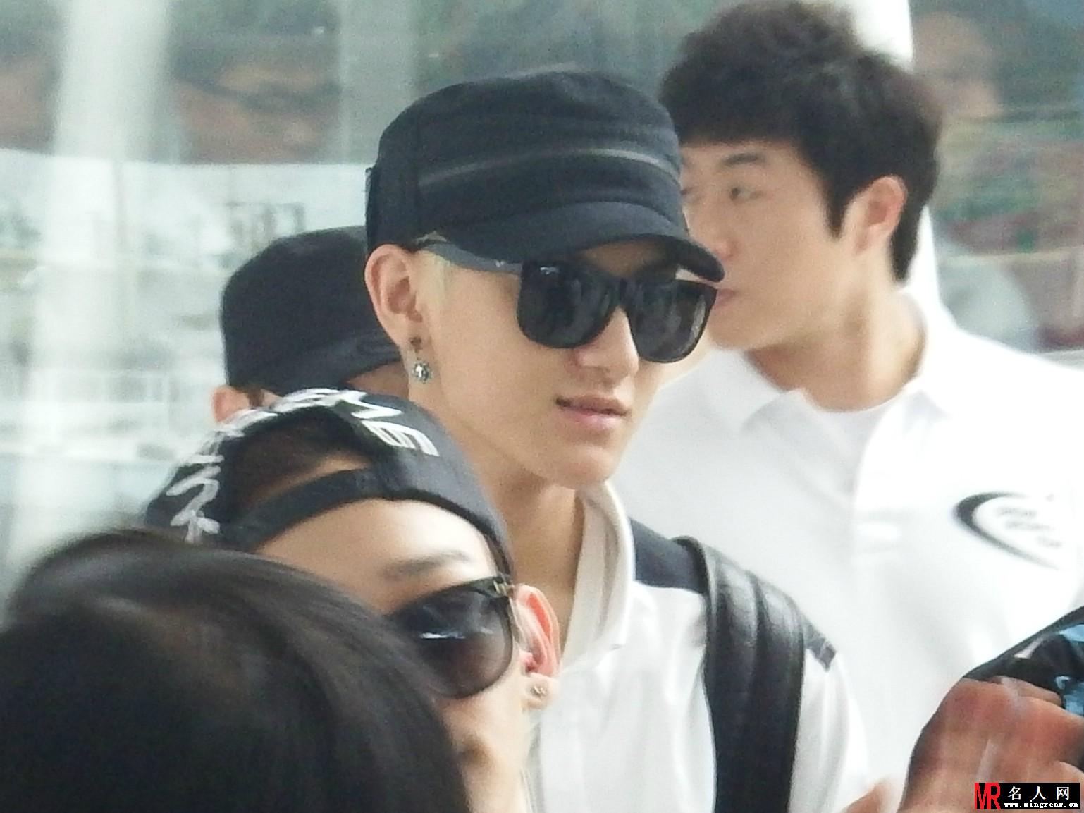 2014年6月EXO香港飞韩国机场时尚写真帅气难挡黄子韬图片写真(1)