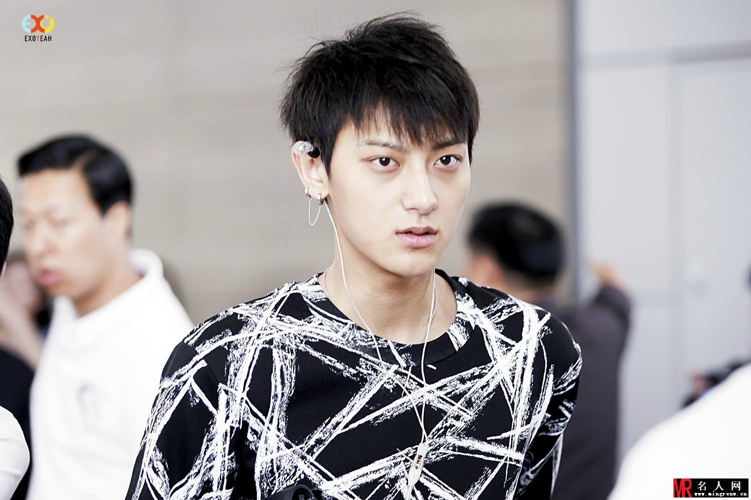 2014年8月EXO仁川飞南京机场时尚帅气写真黄子韬图片写真(1)