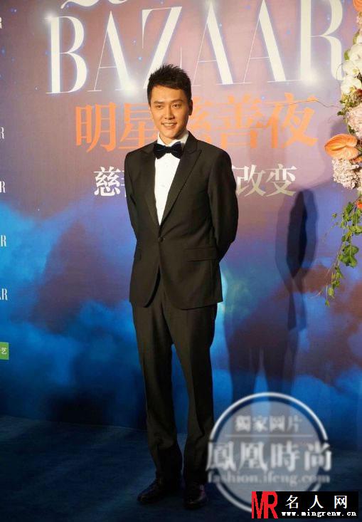 2014年芭莎明星慈善夜 冯绍峰帅气黑礼服登场(1)