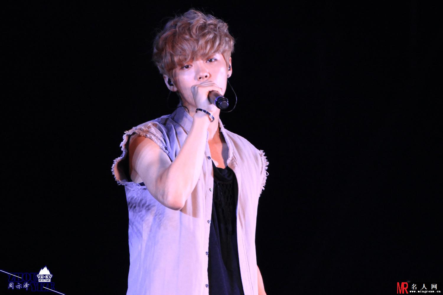 鹿晗2014年韩国一巡演唱会露出双臂小鲜肉也性感(1)