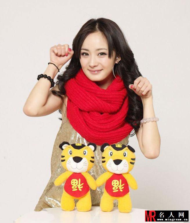 杨幂新年写真 手捧吉祥物出镜(1)