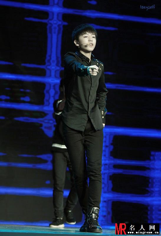 TFBOYS腾讯V视界 王俊凯黑色长衫帅气十足(1)