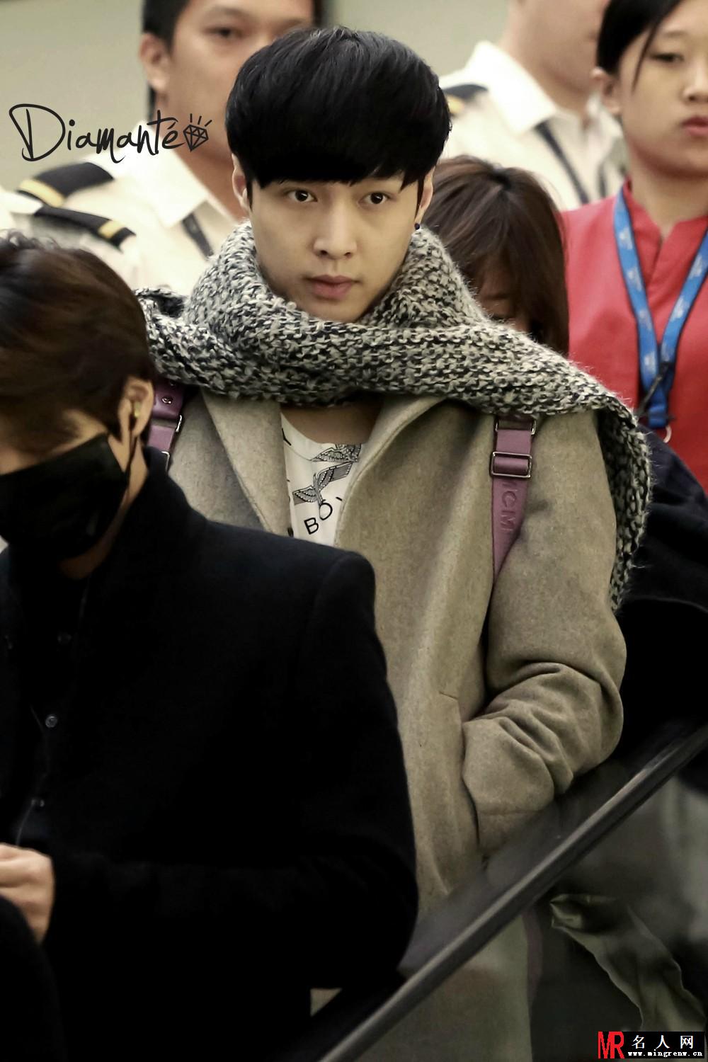 EXO张艺兴2014年12月机场写真 韩国赴香港时尚帅气(1)