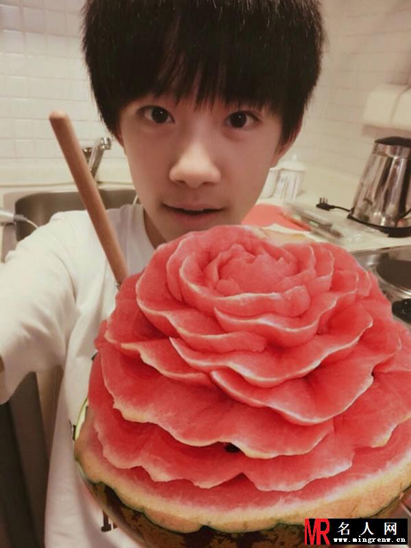 TFBOYS易烊千玺生活照 西瓜雕花惊呆网友(1)