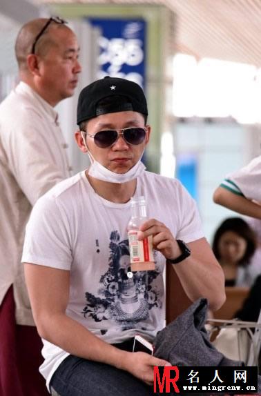 李晨欲公开与范冰冰关系 心情烦躁街边狼狈喝饮料(1)