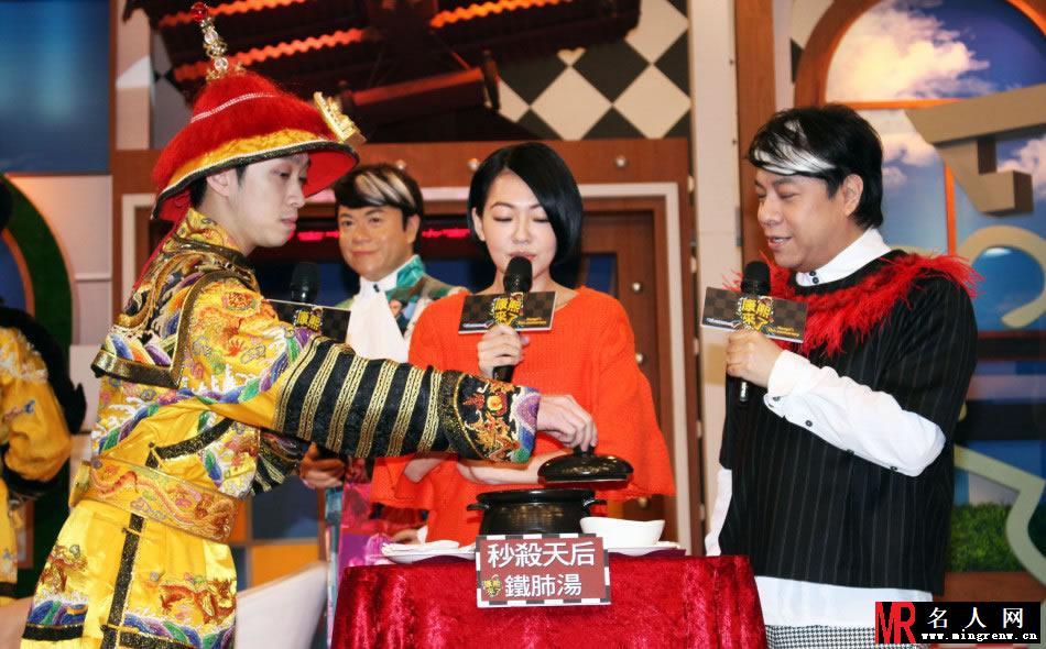 小S贴身抚摸吴奇隆蜡像 豪放摸下体现场脸红心跳(1)