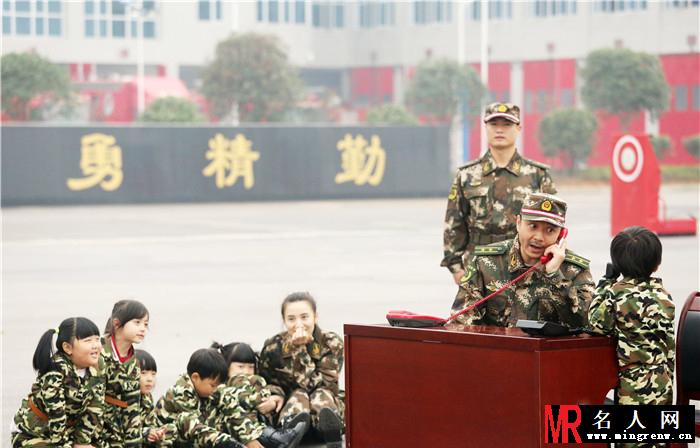 宋佳陈学冬变消防员 率萌娃走进消防(1)