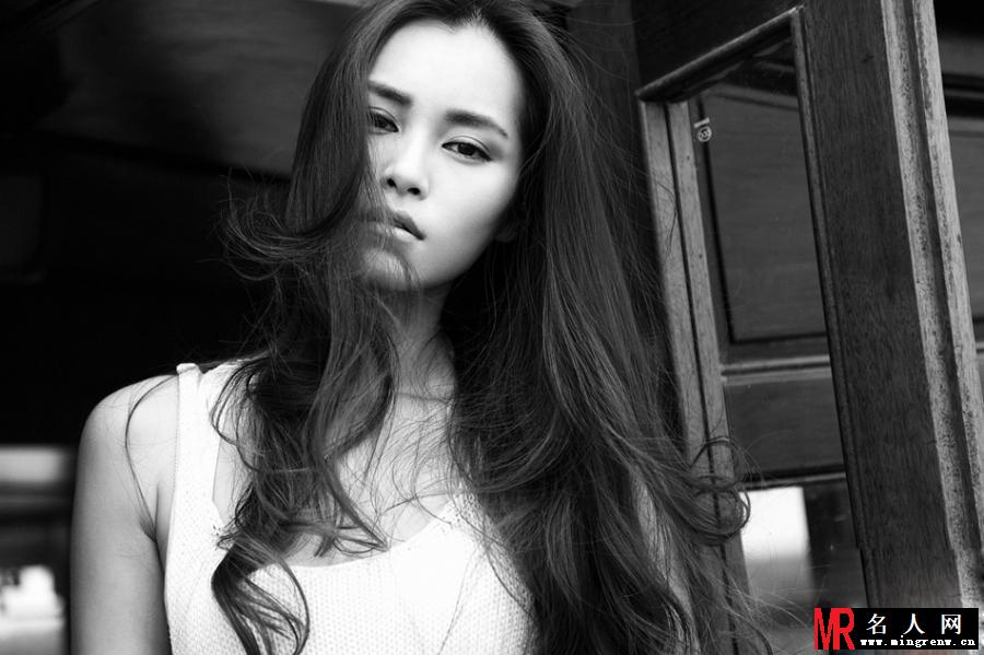 田蕾希黑白质感写真 展慵懒冷艳范(1)