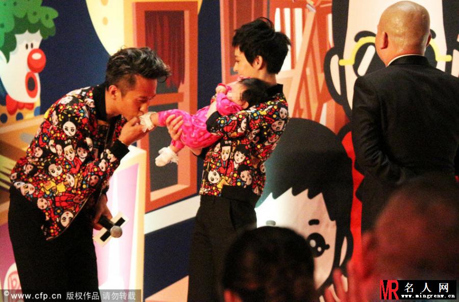 孙俪女儿百日宴现场曝光 邓超无节操跪舔孙俪脚丫(1)
