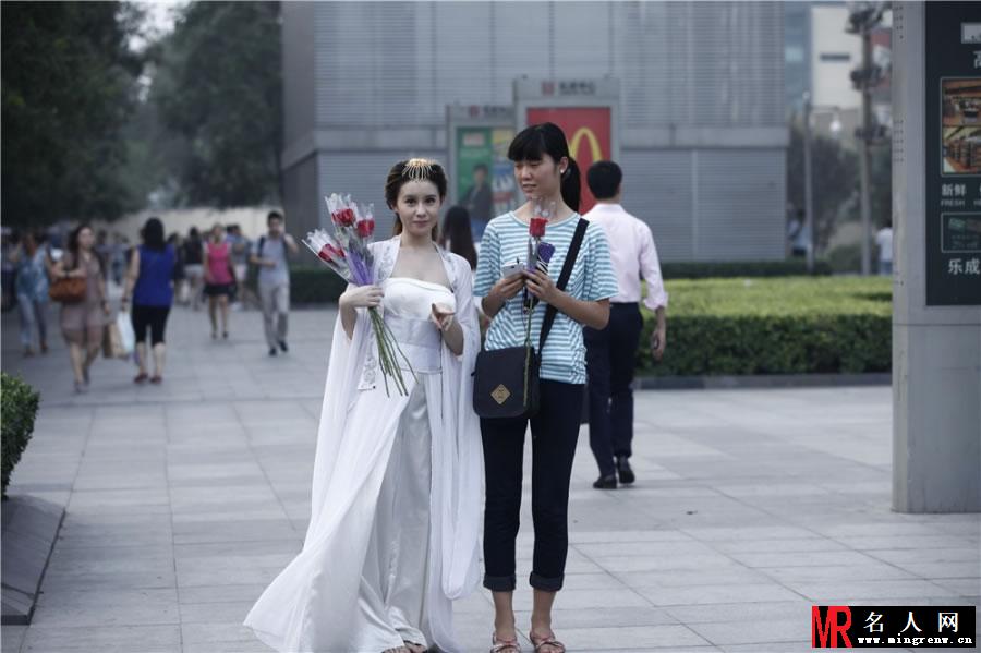 高彩琪化身白衣织女 为路人送上七夕玫瑰(1)