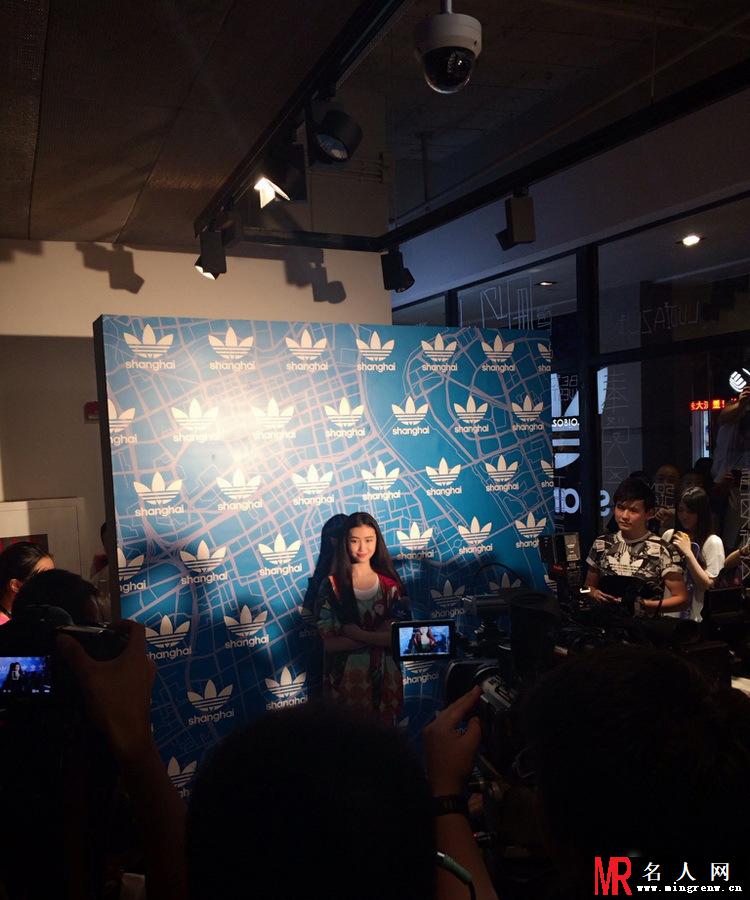 张辛苑潮装现身 与林俊杰亲密合影(1)