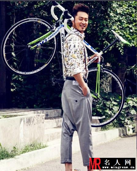 演员沙溢撞色写真 手拿山地车欲展运动雅痞风(1)