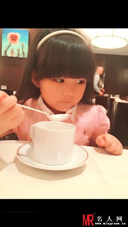 王诗龄纽约行 小甜妞变身小女王萌翻全场(1)