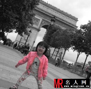 吴尊女儿首曝光 托腮嘟嘴卖萌(1)