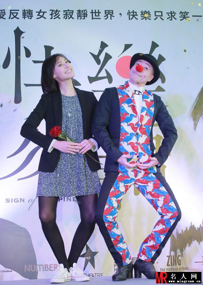 梁洛施着黑丝娇俏亮相 落座不慎尴尬走光(1)