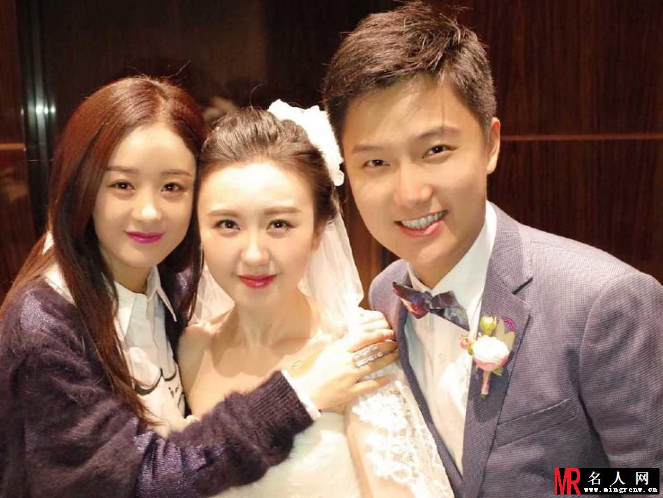 赵丽颖参加闺蜜婚礼晒自拍 开心接到捧花(1)