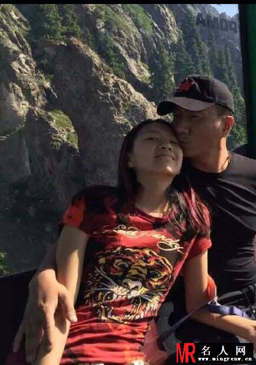 胡军为女庆生康康帅气开车 刘涛带儿女现身(1)