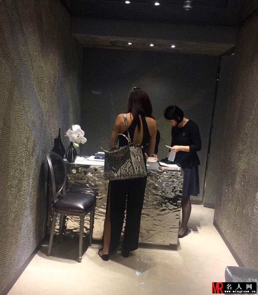 嫩模周韦彤美艳度假 高开叉险露臀走光(1)