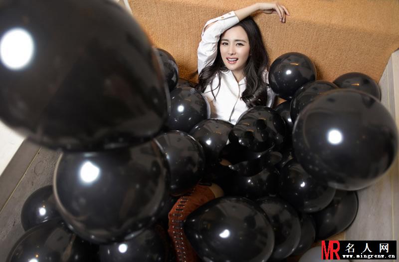 杨幂“少女心”系列写真 展修长美腿(1)