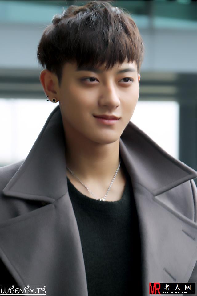 2014年11月EXO韩国金浦飞往北京机场帅气写真黄子韬图片写真(1)