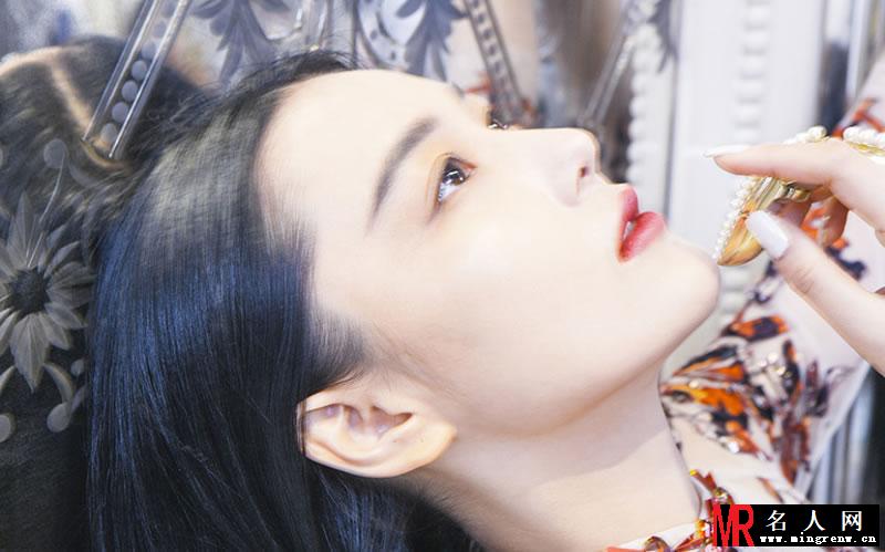 张馨予巴黎异域风情写真 烈焰红唇尽展女王范(1)