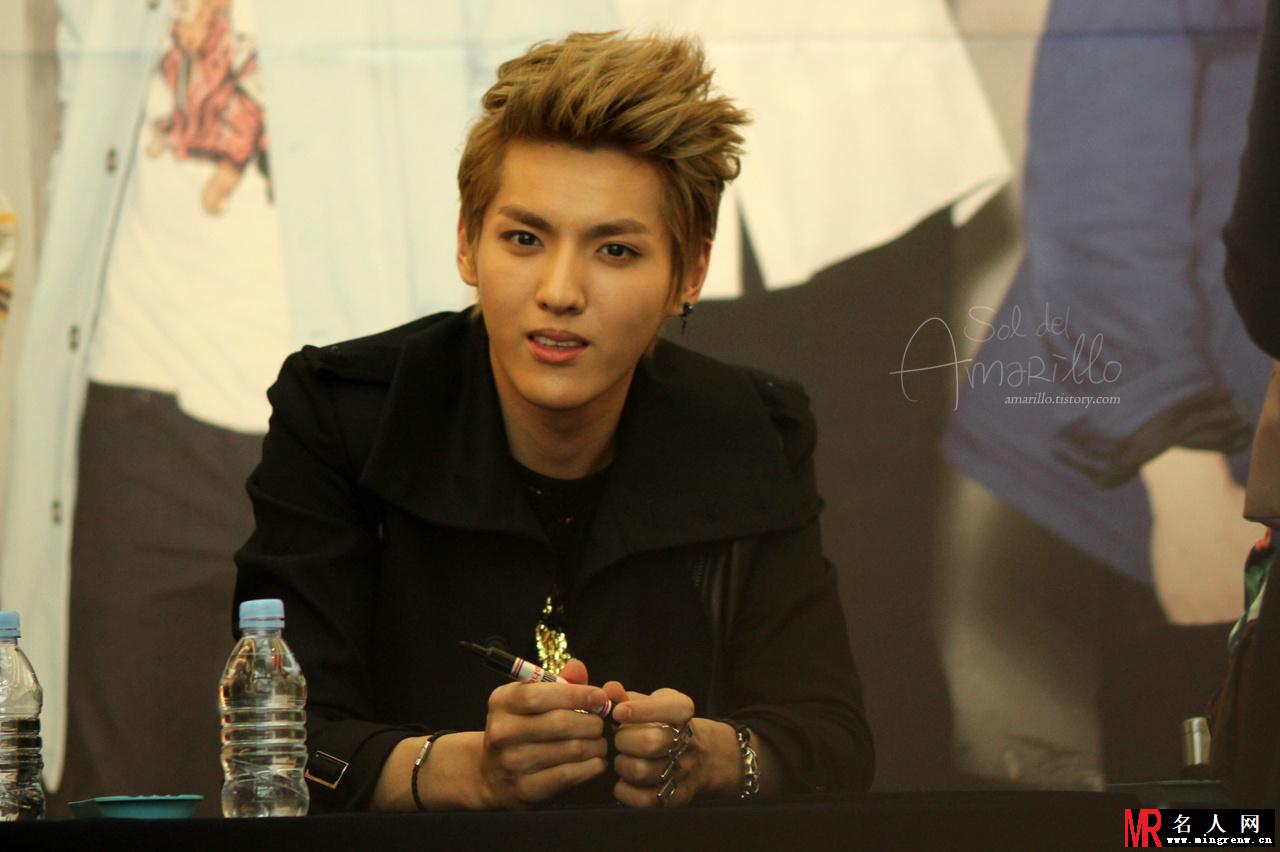 2012年EXO韩国永登浦签售吴亦凡图片 黑色系服装衬托高品质颜值(1)