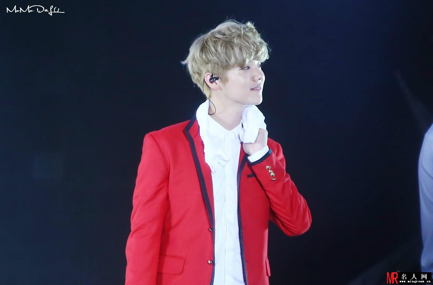 鹿晗2014年与EXO众成员韩国一巡演唱会 红色西装童颜可爱(1)