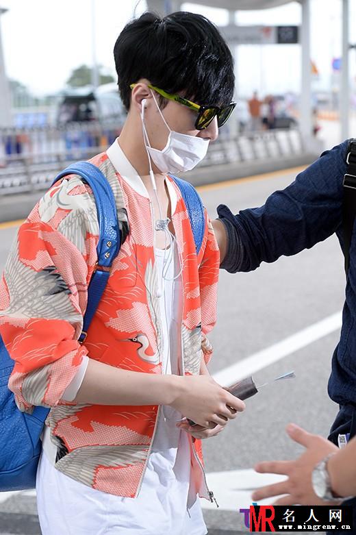 EXO张艺兴2014年7月现身上海浦东机场活力十足(1)