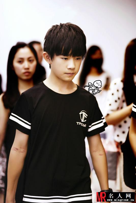 TFBOYS易烊千玺生活照 西瓜雕花惊呆网友(1)